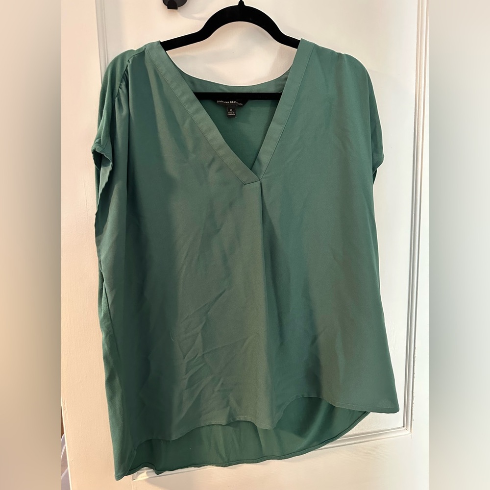 Banana Republic Green V-Neck Women's Top Size XL